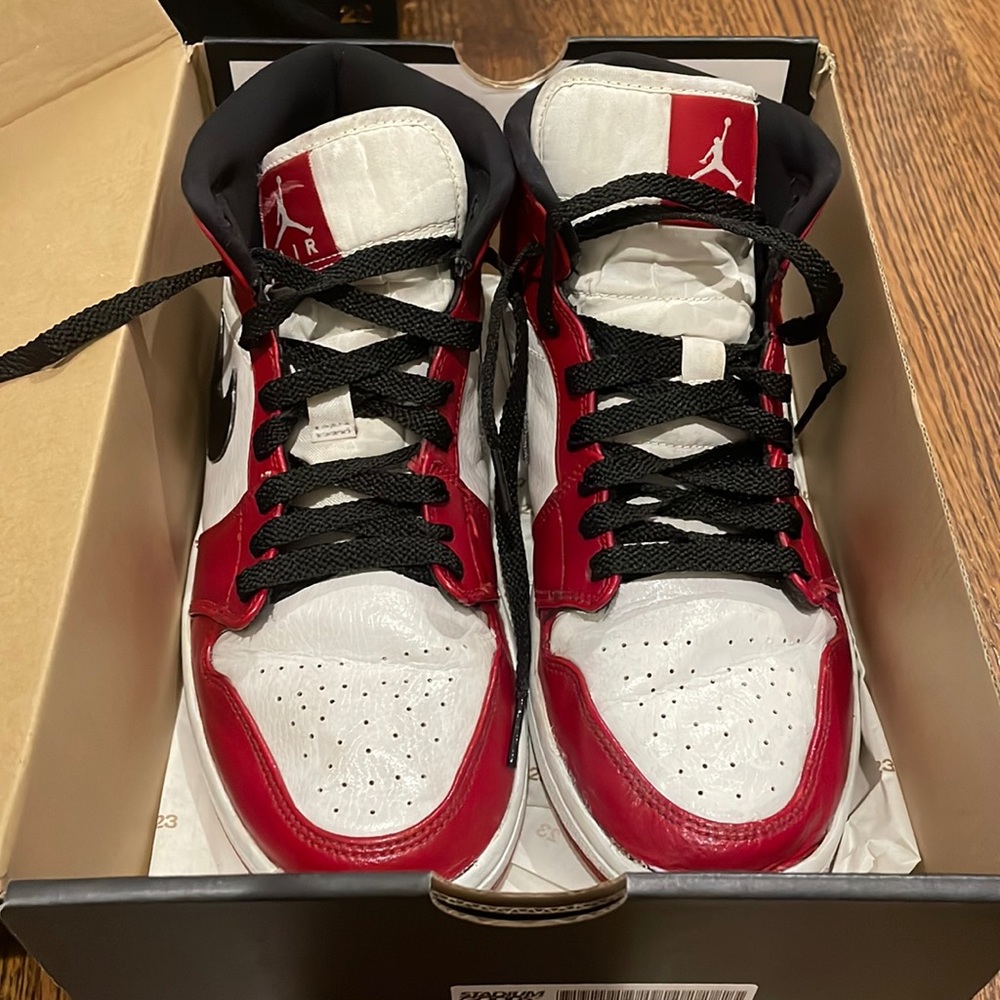 Air Jordan 1 mid men’s size 9- Chicago 2020